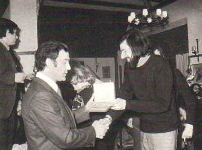 Aforisma di fabrizio de andre , la solitudine non consiste nello stare soli, ma piuttosto nel non sapersi tenere fabrizio de andre', roberto vecchioni and francesco guccini having dinner together. File:Francessco Guccini con Saverio Rotondi nel 1972.JPG ...