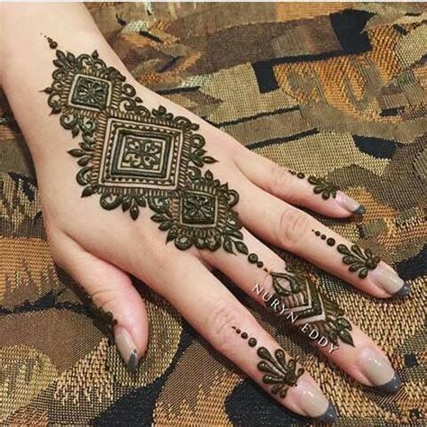 Cara memakai henna di tangan sendiri. model henna tangan simple