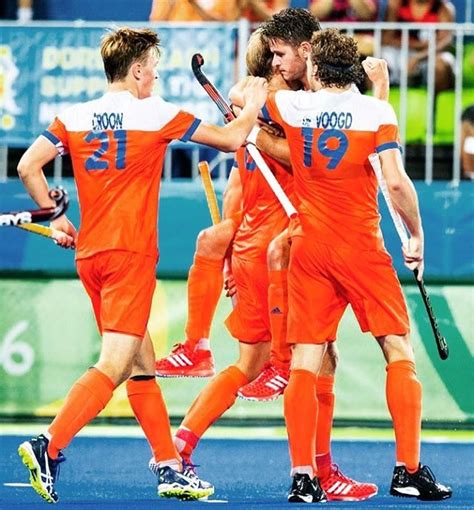 Op last van de duitse bezetter sloot de ndhb zich tijdens de tweede wereldoorlog aan bij de koninklijke nederlandse hockey bond (knhb), met als gevolg dat de voorzitster van de damesbond het eerste vrouwelijke bestuurslid van de knhb werd. YESSS! 4-0! De Oranje Heren zijn door naar de halve finale ...