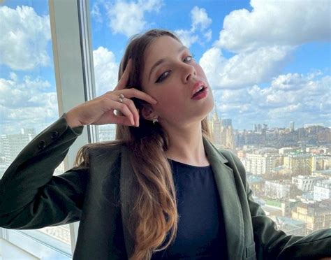 Fakta dan Profil Miha Nika, Bule Rusia yang Viral ...