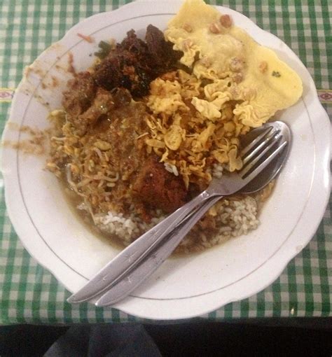 Rawon disajikan satu mangkuk dengan nasi dan kecambah. Gambar Nasi Rawon ,Minum Es Campur / Es Campur Stok Foto ...