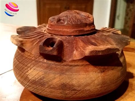 Solitamente è realizzata al tornio e rifinita con intagli a mano. Prodotti tipici valdostani: mocetta, crema di cogne e ...
