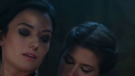They have settled in to a cozy apartment in downtown toronto; Cena/ Scene/ Escena The Carmilla Movie- Carmilla e Laura ...