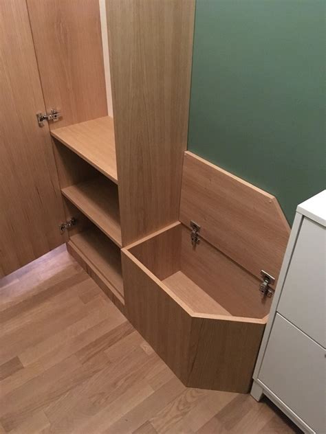 Dans notre boutique en ligne de meubles discount mega möbel sb, vous trouverez beaucoup d'éléments de petit mobilier pour votre entrée dont font également partie les bancs. Placard d'entrée avec son petit banc-coffre à chaussures ...