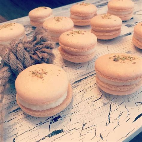 Chocolate macarons are perhaps my favorite of all my macaron recipes (yes, i have quite a few!). Pinterest copycat Grapefruit Macarons with grapefruit buttercream filling. How did I do? Recipe ...