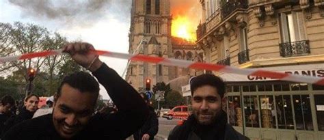 Fotky hořícího monumentu proletěly světem a lítost vyjádřili lidé z celého světa. Zkázu Notre-Dame využívají i autoři hoaxů. Za požárem vidí ...