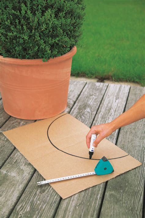 Buchs verträgt jeden rückschnitt, eignet sich daher auch als kleinbaum, für kübel und lässt sich sogar auf nur 15 cm höhe als beeteinfassung. Buchsbaum schneiden: Mit einer Schablone zur perfekten ...