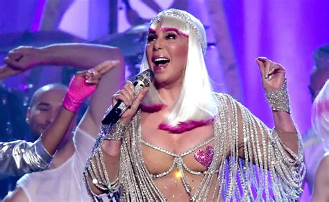 A sus 49 años, siempre nos sorprende mostrándose muy activa y luciendo su físico, pero lo cierto es que también ha estado. Cher con 71 años de edad, una diva ¡Qué no envejece!