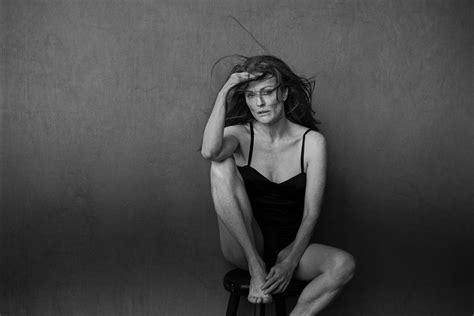 Presented to the public today in london, the pirelli calendar for 2003 was photographed in italy by the famous american photographer and director bruce weber. Holllywood im Pirelli-Kalender: Mit Uma & Co. durch 2017 ...