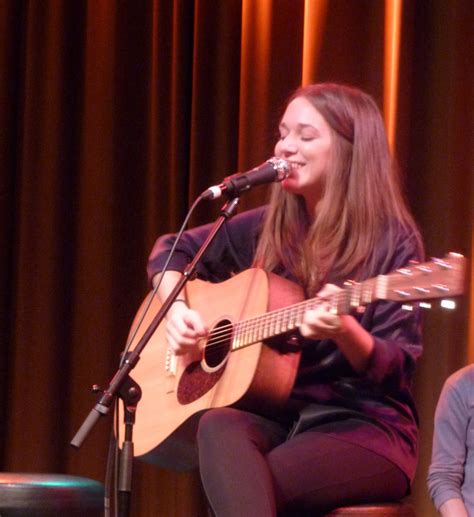 She was born to singer maritza horn (born 1951), and edvard terrence weitzberg (born 1955) in an area in södermalm, near stockholm. NJUTBARA TING: Senaste med Melissa Horn