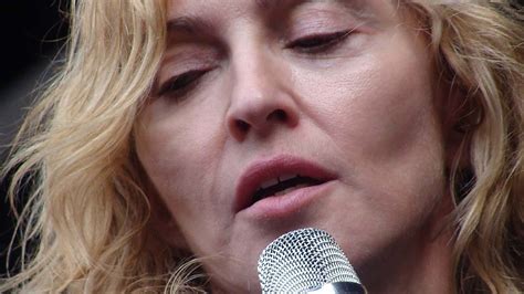 Referred to as the queen of pop. Ungeschminkt: Madonna zeigt ihr wahres Alter | Promiflash.de