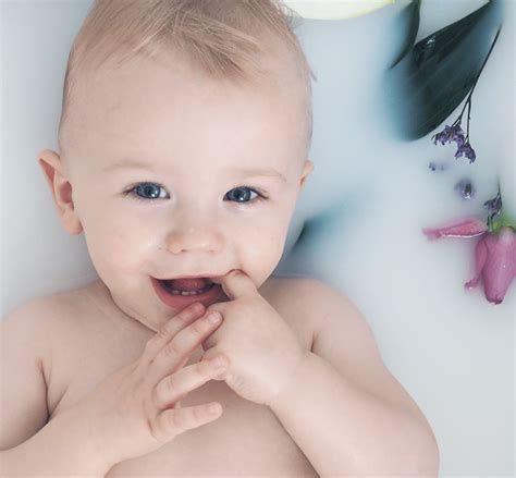 When adding breastmilk to your baby's bathwater it helps treat any skin issues because breast milk has properties that help protect and heal both the inside and outside of your baby. 5 Amazing Benefits of a Milk Bath for Baby | Westyn Baby
