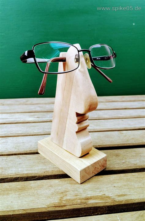 Die dekupiersäge ist eine art elektrische laubsäge, mit der sich besonders filigrane formen aus holz ausschneiden lassen. Wer suchet der findet | Brillenhalter, Brillen halter ...