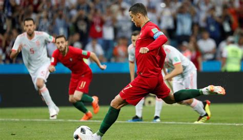 Aparentemente, españa juega con ventaja. España vs Portugal Con triplete de Goles de Cristiano ...