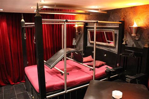 Wussten sie schon, dass sie die meiste zeit ihres lebens im bett verbringen? Himmelbett Bondagebett mit Käfig Edelstahl - www.finest ...