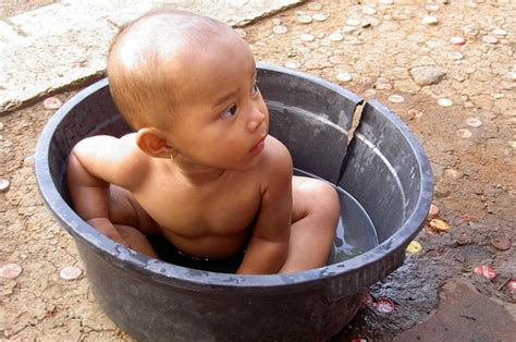 Expert reviews and buying guide. A Parent's Guide To Buying The Most Practical Baby Bathtub ...