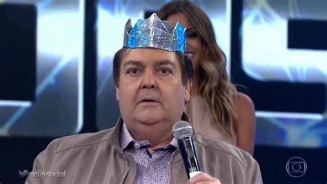 The perfect faustão faustao faustop animated gif for your conversation. Faustão surta e tira coroa da cabeça do vencedor do ...