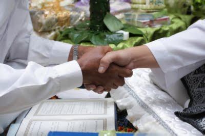 Rangkaian acara pelaksanaan akad nikah 1) sebelum pelaksanaan 'akad nikah dimulai, terlebih dahulu bangku atau meja disiapkan dan diletakkan di tengah ruangan, kemudian wali atau wakilnya duduk di sebelah barat meja dan calon pengantin pria di sebelah timur. Lafaz Akad Nikah Johor