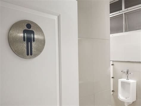 J'au une petite salle d'eau que je souhaite rénover : A New York, on peut changer bébé dans les toilettes pour homme... - Top Santé