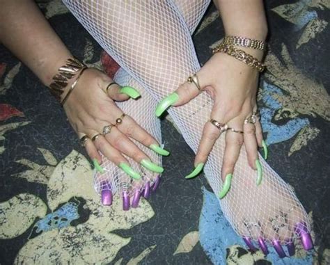 Soñar con las uñas indica que usted está luchando por alejarse de alguna circunstancia o responsabilidad compleja y con poco beneficio. Pin de Paula López Pose en Random | Uñas