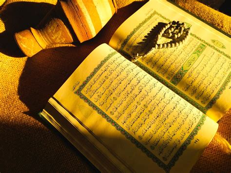 Para ulama sendiri membagi turunnya al quran yang dibedakan menjadi dua periode. 5 Keutamaan Membaca Surat Al Kahfi di Hari Jumat, Salah ...