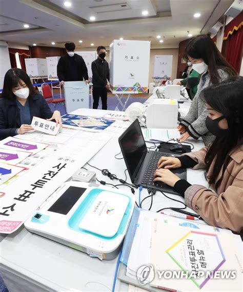 투표소 입구에서 발열체크를 받고 손소독제로 꼼꼼하게 소독 후 일회용 비닐 장갑 착용하기. 사전투표소 설치해요 | 연합뉴스