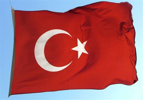 På turkiska kallas flaggan türk bayrağı, ay yıldız (vilket fritt översatt blir mån den osmanska flottans flagga som tidigare varit grön ändrades 1793 under sultanen selim iii till en röd flagga med en vit halvmåne och en fleruddig stjärna. Datei:Turkishflag2.jpg - Wikipedia