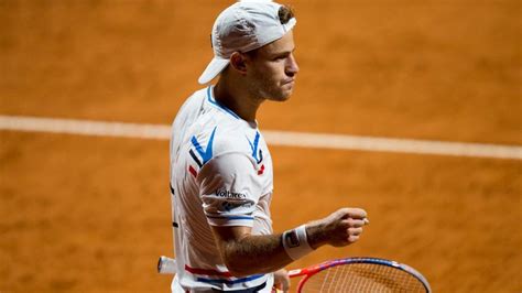 El argentino es todo lo contrario a isner. El Peque Schwartzman e gigante Isner apanham sustos mas ...
