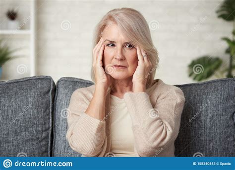 Frustrate Oude Dame Heeft Pijn In Haar Hoofd Stock Afbeelding ...