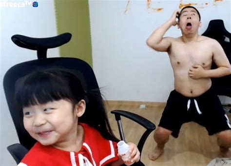 이 글은 한국 사람에 관한 토막글입니다. 상의 탈의하고 고릴라 흉내 내는 아빠 별풍 리액션 보며 꺄르르 ...