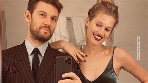 In hamburg hat sich das paar am 2. Heimliche Hochzeit: Toni Garrn und Alex Pettyfer haben "Ja ...