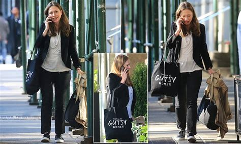 18:31 фото томори о «милане»: Chelsea Clinton totes a 'Gutsy Women' bag through New York ...