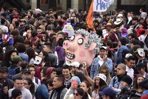 Duque afirmó que solo ciudadanos colombianos serán incluidos en los planes de vacunación. Echan a Iván Duque cual cerdo, de la Marcha contra el ...