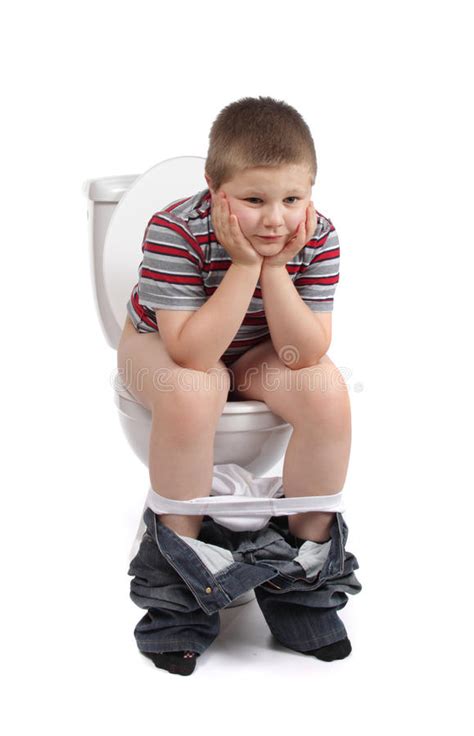 Unsere toilette im schrebergarten (frau meise). Kleiner Junge Sitzt Auf Toilette Stockbild - Bild von obacht, kindheit: 14823251