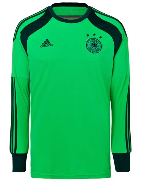 Die deutschen panzer zerstören die fragile portugiesische abwehr. ad: WM 2014 Trikot Deutschland