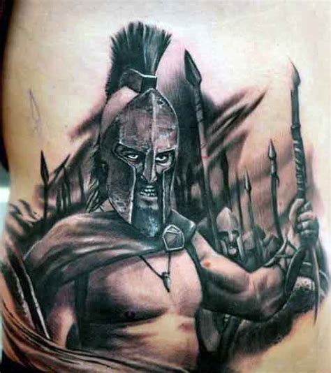 In bezug auf die symbolik könnte man es dem höhepunkt eines der tödlichsten und gefürchtetsten krieger. 50 Spartan Tattoo Designs für Männer - männliche Krieger ...