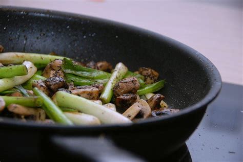 Disse let sauteed søde kartoffelfries er et salte og salt alternativ til pommes frites. Sauterede champignon og forårsløg - perfekte til en god ...