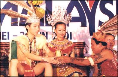 Masyarakat iban adalah suku kaum sarawak.dalam adat perkahwinan masyarakat iban, upacara membelah pinang akan dijalankan ketika majlis berlangsung. Perkahwinan di Malaysia: Perkahwinan di Malaysia