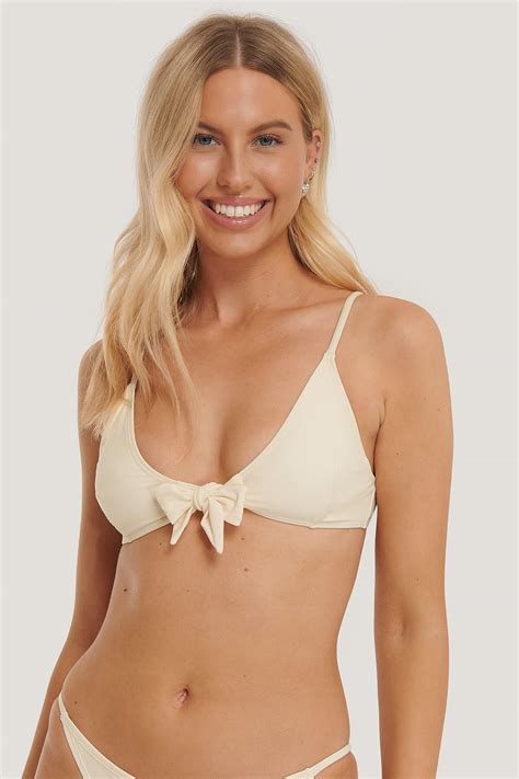 Has been showing a declining tendency so we believe that similar market segments were mildly popular in the given time frame. Tied Front Bikini Top Gebroken wit | na-kd.com