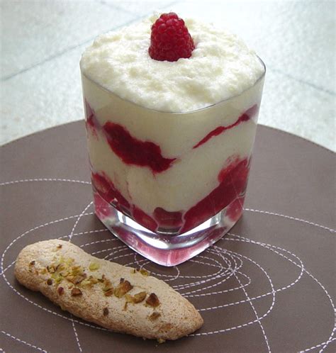 Facile à réaliser, il se préparera à l'avance et patientera longuement au frais. Tiramisu au chocolat blanc et framboises - Gâteaux & Délices