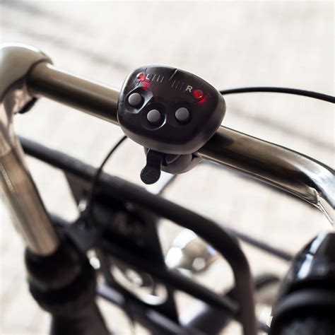 Fietsen wordt steeds veiliger dankzij hulpmiddelen zoals deze draadloze richtingaanwijzerset.geen gedoe met bedrading. Iggi Signal Pod Richtingaanwijzer voor je fiets | Ditverzinjeniet.nl