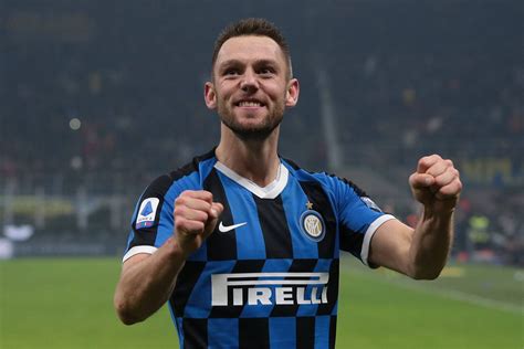 Van gaal selecteert vooral veel jonge spelers uit de eredivisie, dit tot tevredenheid van de vrij. Photo - Inter Defender Stefan de Vrij: "Together As A Team"