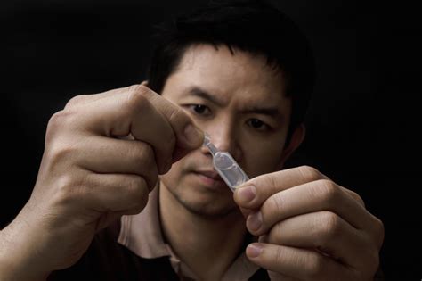 Dans de plus rares cas, les yeux et le front sont aussi atteints. Homme Préparant La Médecine Des Gouttes Pour Les Yeux ...