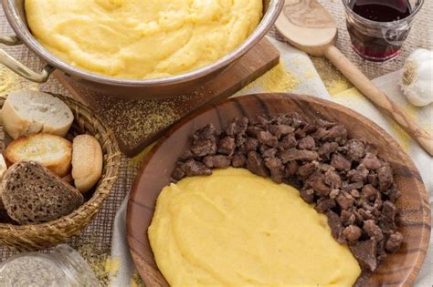 Ovviamente la polenta, insaporita con l'intingolo dei bruscitt e perfetta per completare un piatto dal sapore unico e che piacerà a tutta la famiglia. Ricetta Polenta e bruscitt - La Ricetta di GialloZafferano