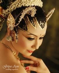 Untuk tutorial rambut yang all things hair buat kali ini, kamu bisa mencobanya dengan atau tanpa riasan paes loh! Contoh Tata Rias Wajah: Rias Pengantin Yogyakarta