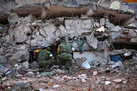 2 de 4 | un hombre avanza a través de los escombros en la comuna de los cayos en haití. Impactantes imágenes de los efectos del fortísimo ...