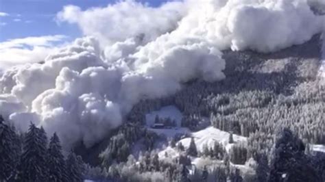 An avalanche is a huge, rapid slide of snow, ice, rock, or soil down a mountainside. Grisons: une avalanche monstrueuse déclenchée à Samnaun