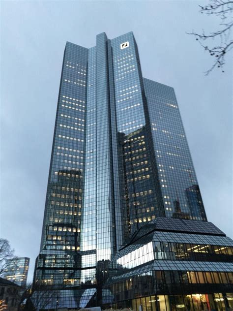 Aber auch mit dem fahrrad kann die arena bequem angefahren. Deutsche Bank building in Frankfurt | Building, Banks ...