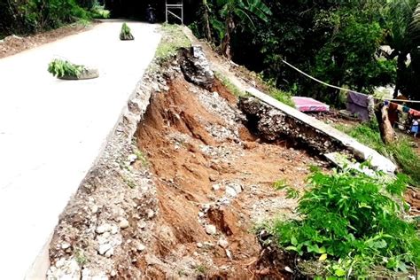 Namun berakhir merembet hingga bahu jalan amblas. Diguyur Hujan Deras, Bahu Jalan Kecamatan di Luwu Ambles ...