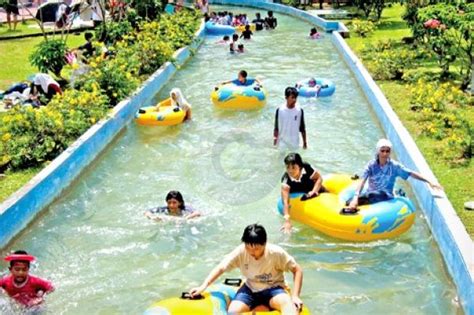 Batu pahat stadscentrum is een uitstekende uitvalsbasis om uitgebreid de bezienswaardigheden in batu pahat te verkennen. Wet World Glow Park - Theme Park - Batu Pahat | TravelMalaysia